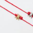 Un forte amuleto fatto di fili Come realizzare un braccialetto con filo rosso