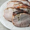 रोज़मेरी और लहसुन के साथ पकाया हुआ सूअर का मांस