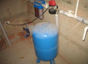 Schemat zaopatrzenia w wodę prywatnego domu z akumulatorem hydraulicznym